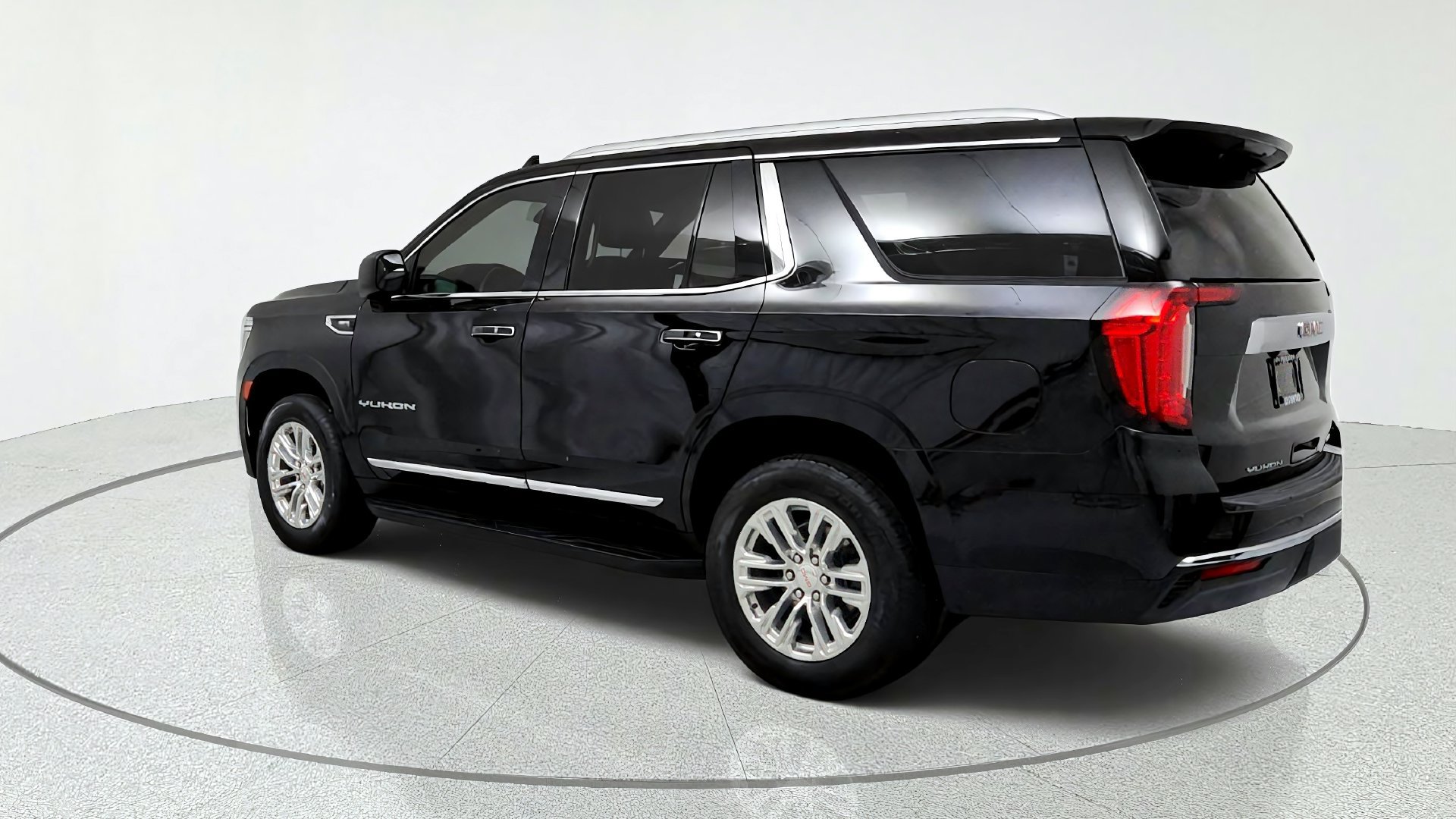 Used 2023 GMC Yukon SLT w/ SLT Premium Package AWD/4WD image 3