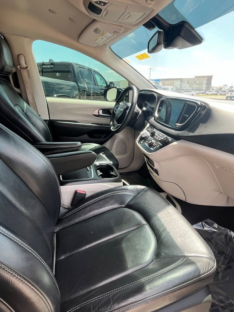 Used 2022 Chrysler Pacifica Touring-L FWD image 6