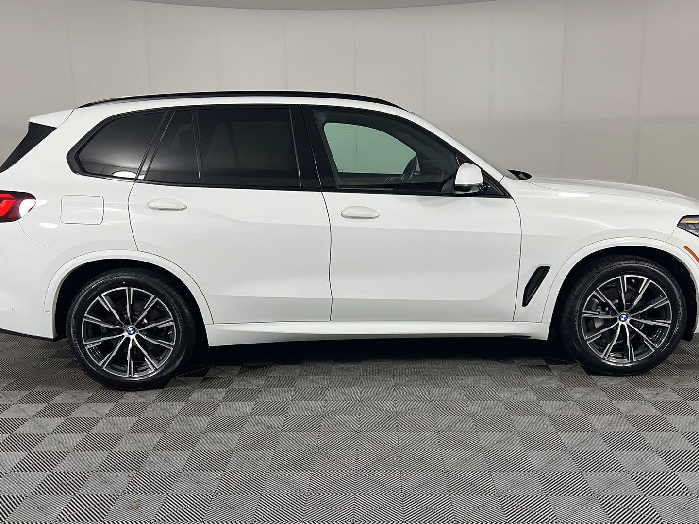 Used 2023 BMW X5 xDrive40i w/ M Sport Package AWD/4WD image 3