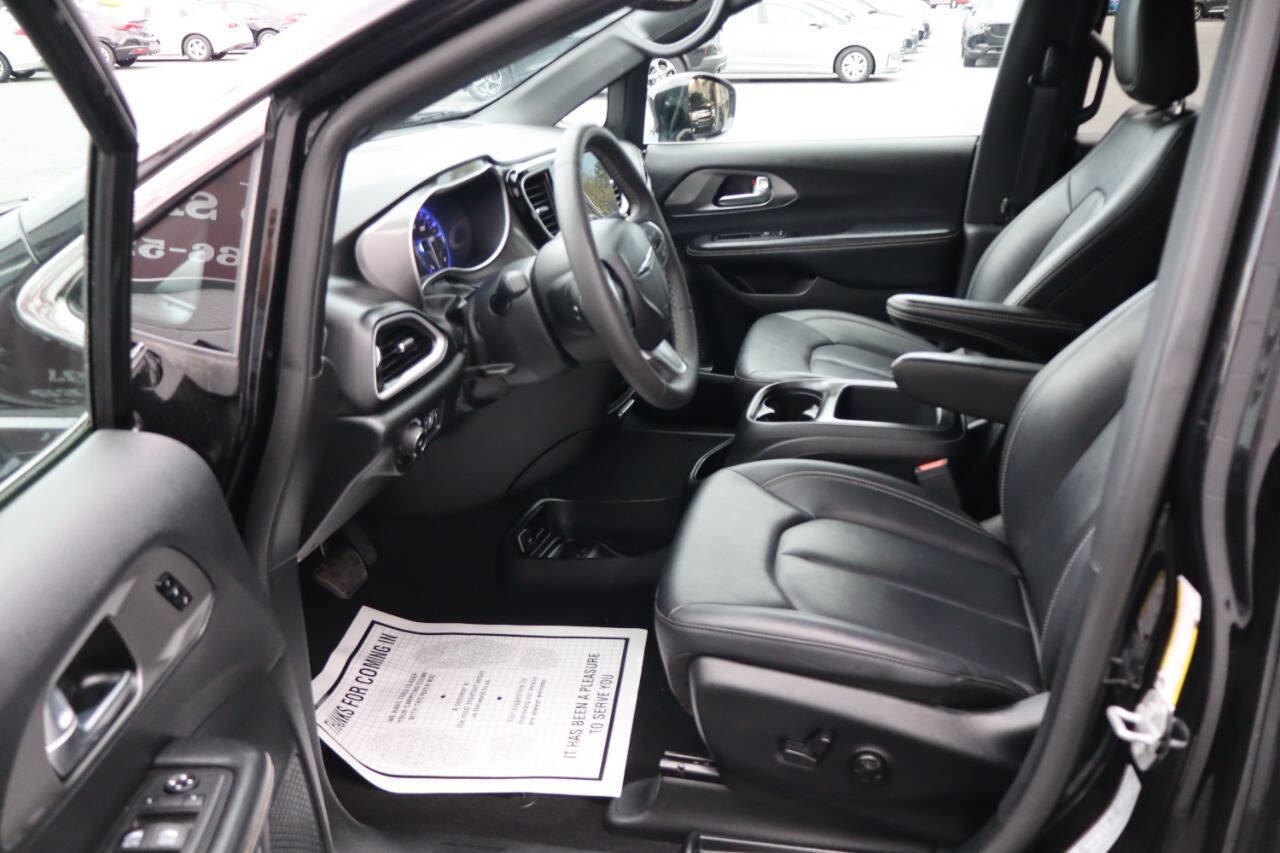 Used 2025 Chrysler Pacifica Select FWD image 6