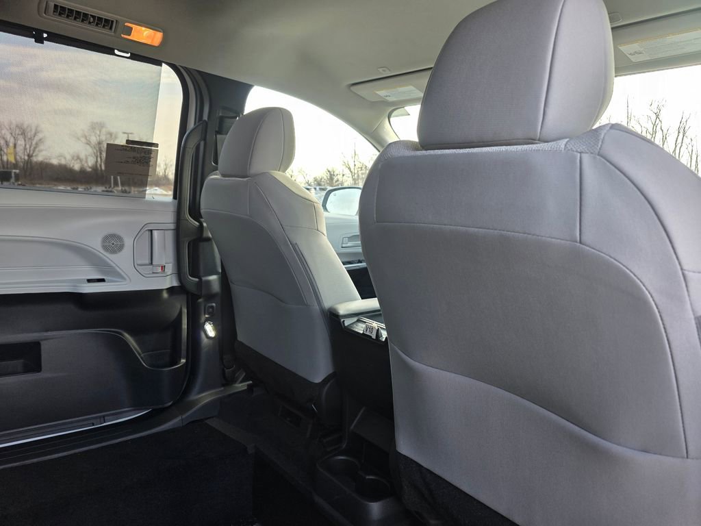 Used 2026 Toyota Sienna LE image 29