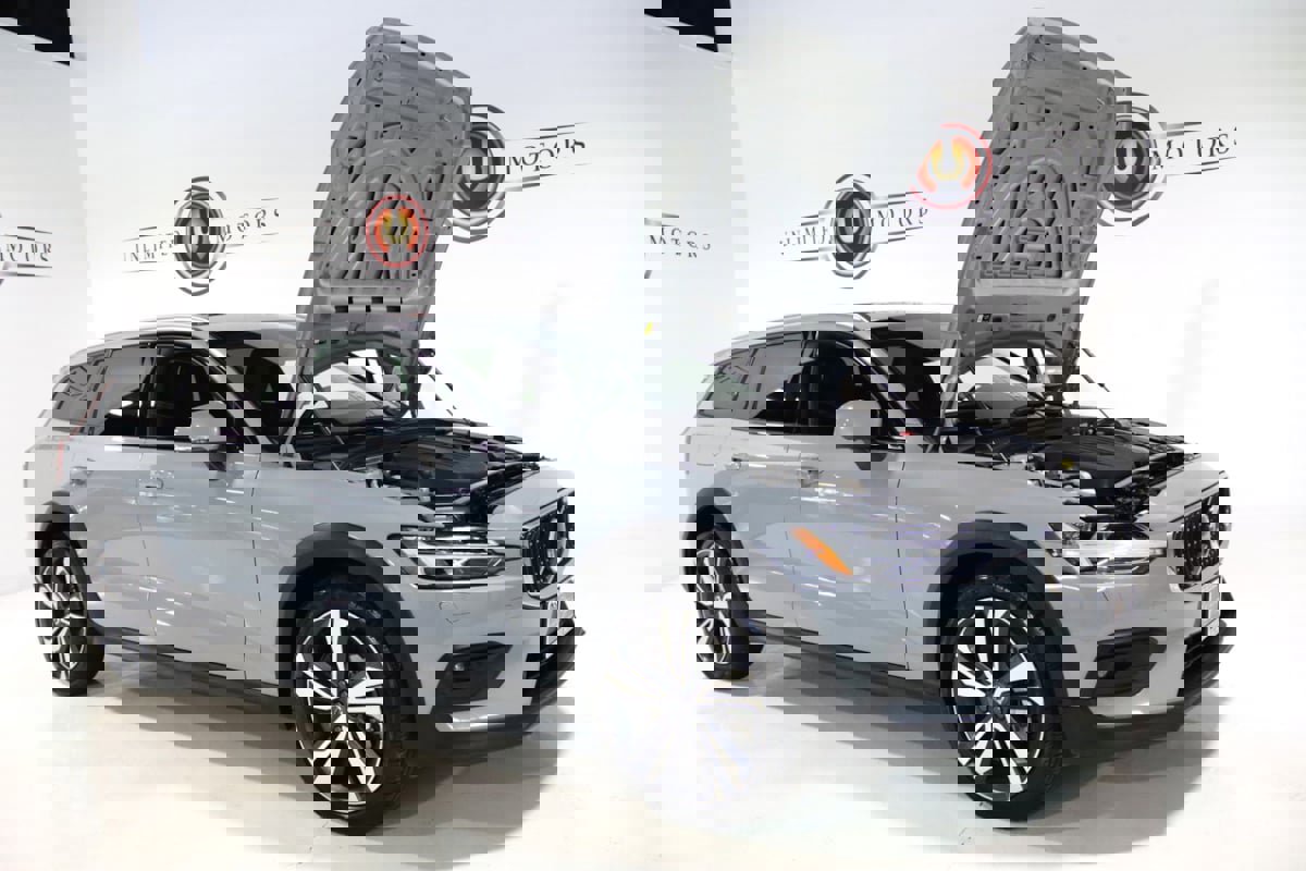 Used 2025 Volvo V60 B5 Cross Country Plus image 26