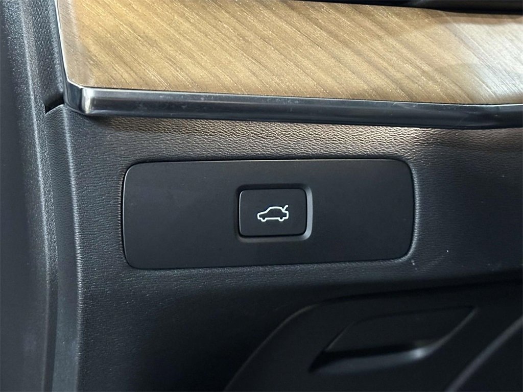 Used 2024 Volvo XC90 B6 Plus image 26