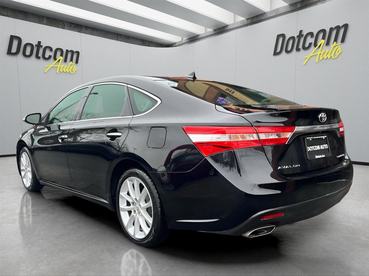 Used 2013 Toyota Avalon Limited w/ Technology Pkg FWD image 5