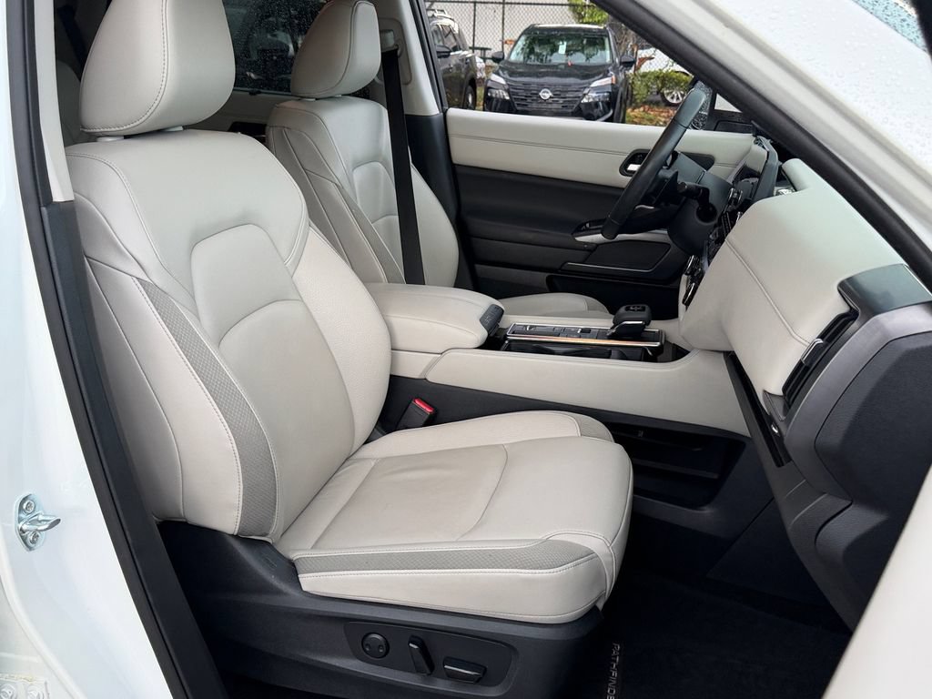 Certified 2024 Nissan Pathfinder SL FWD image 17