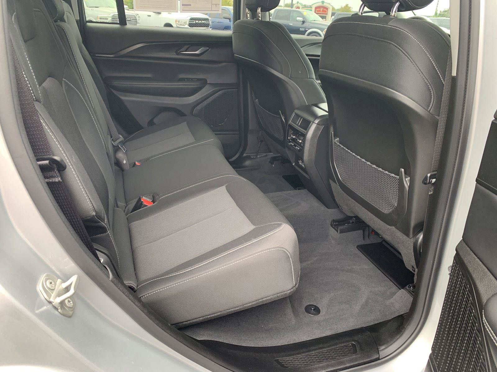 Used 2023 Jeep Grand Cherokee Laredo X image 12