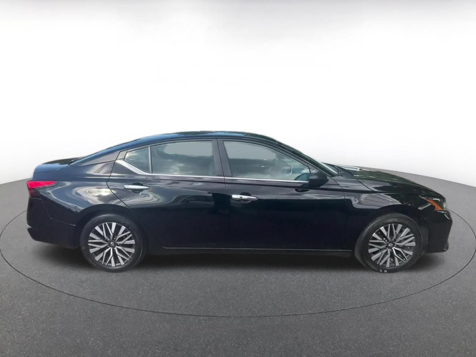 Used 2025 Nissan Altima 2.5 SV FWD image 16
