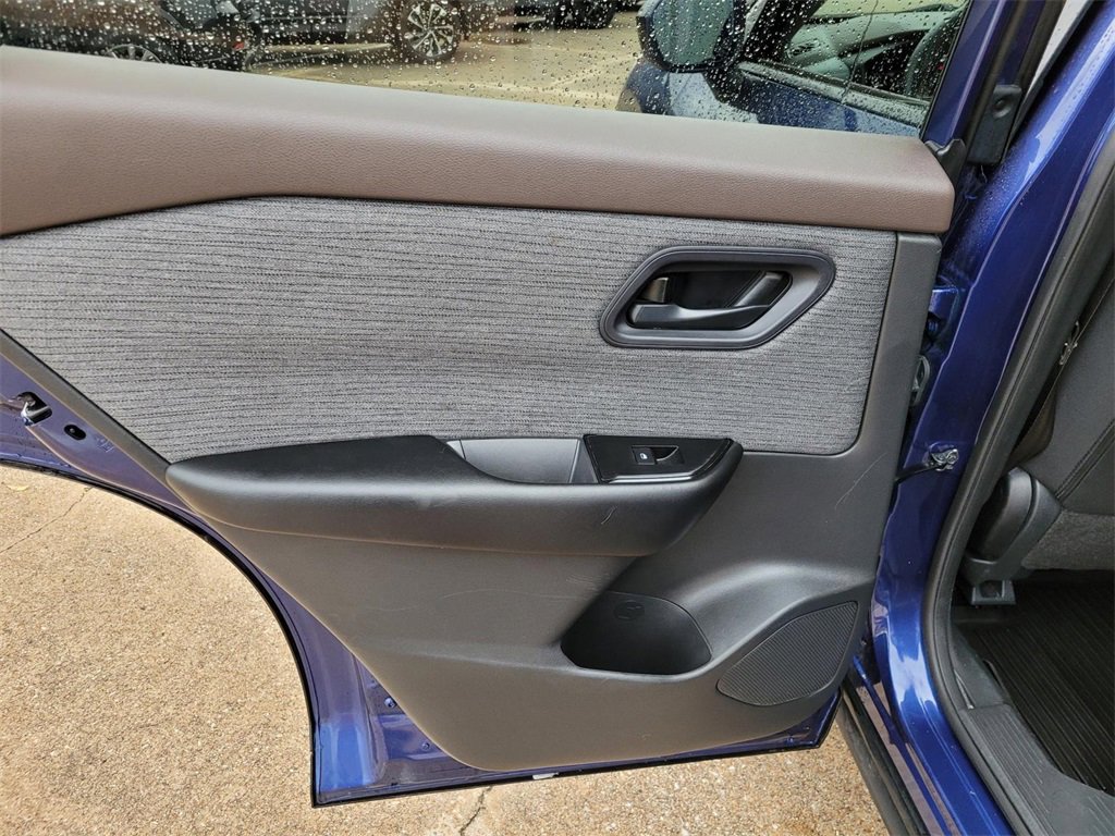 Used 2023 Nissan Rogue S image 15