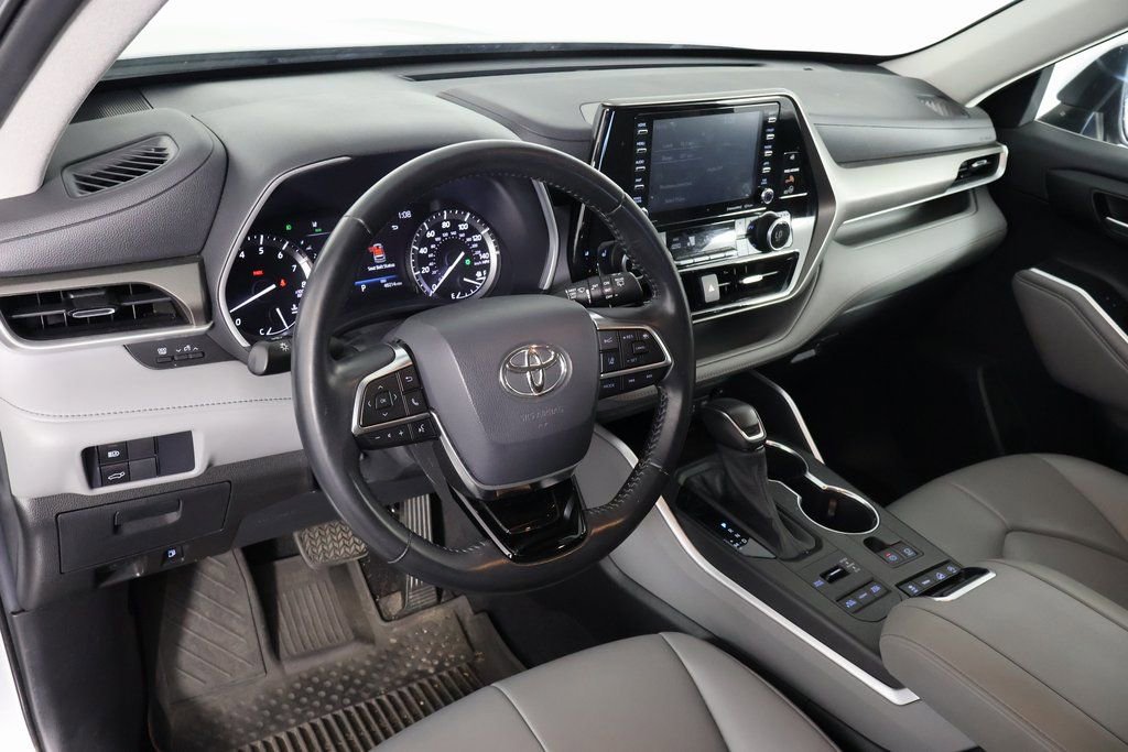 Used 2021 Toyota Highlander XLE image 5