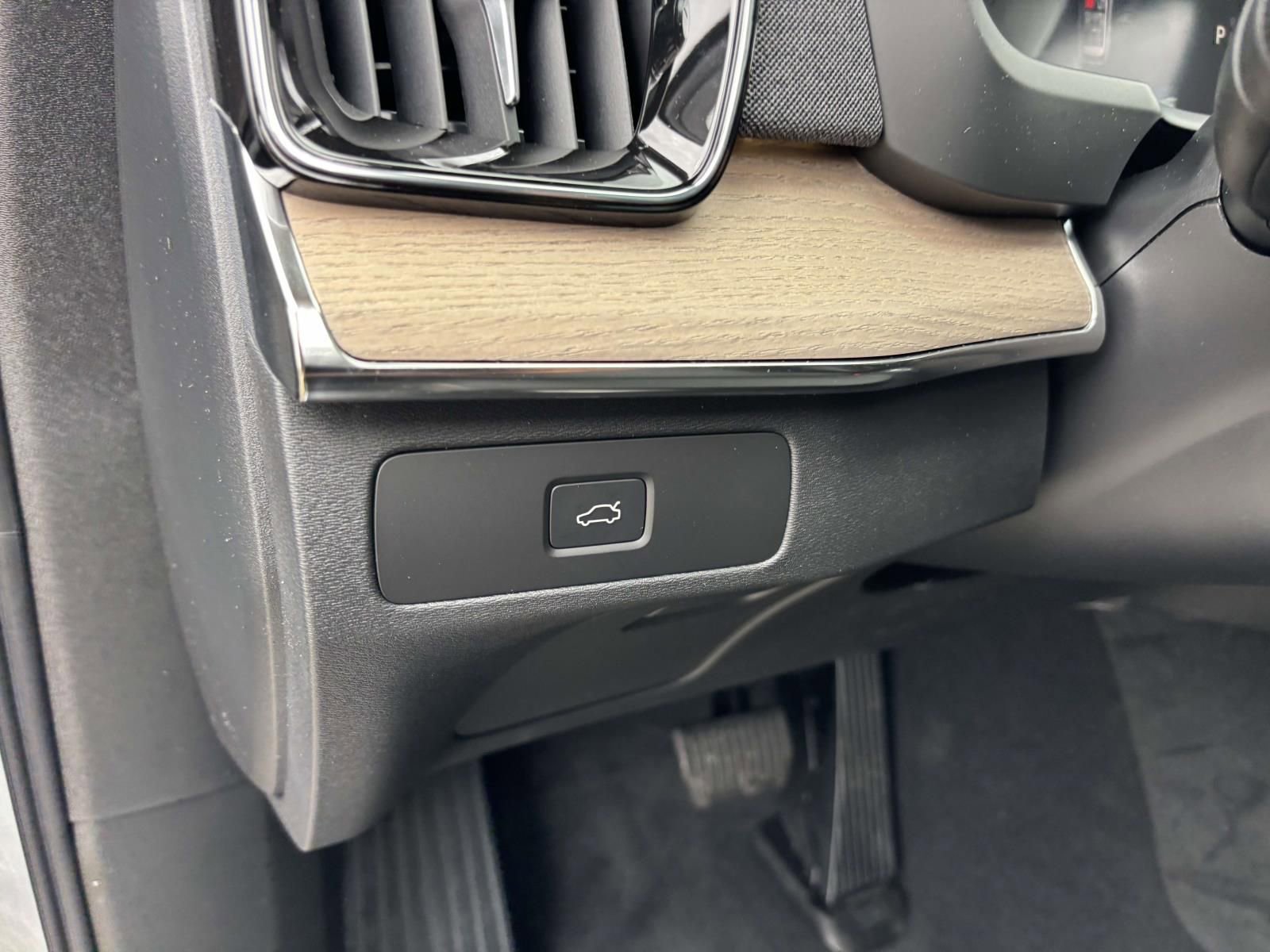 New 2026 Volvo XC90 B6 Plus w/ Protection Package Premier image 15