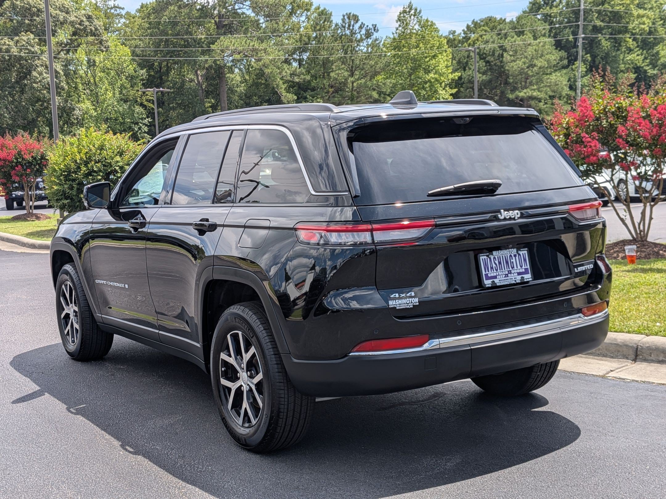 Used 2025 Jeep Grand Cherokee Limited w/ Luxury Tech Group II AWD/4WD image 7