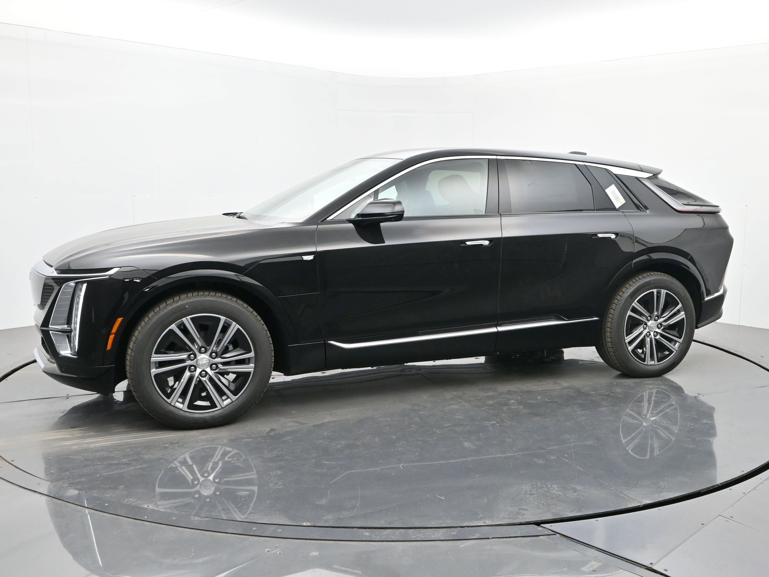 New 2026 Cadillac Lyriq Luxury AWD/4WD image 2