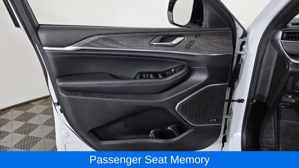 Used 2023 Jeep Grand Cherokee Overland w/ Luxury Tech Group IV AWD/4WD image 13