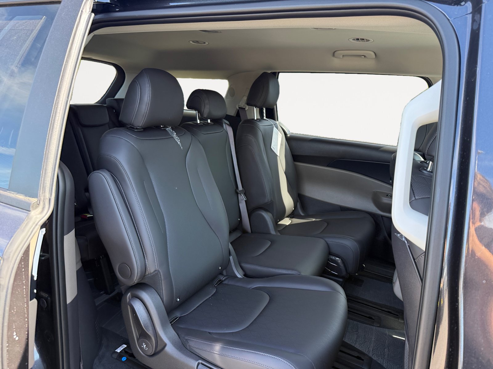 New 2027 Kia Carnival LXS FWD image 18