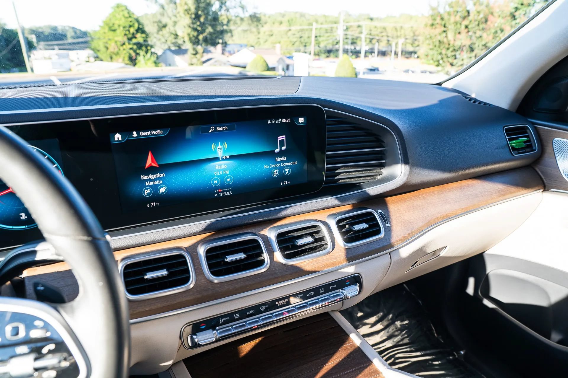 Used 2020 Mercedes-Benz GLE 350 4MATIC w/ Premium Package image 27