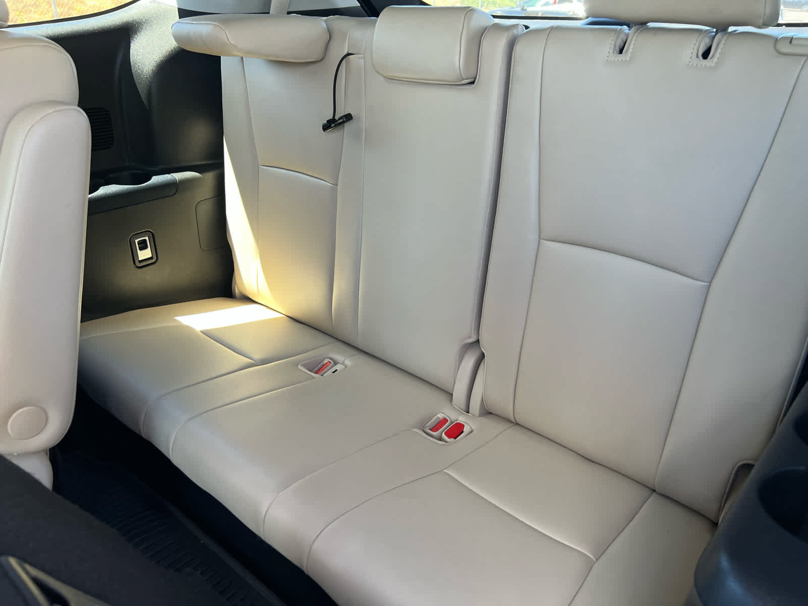 Used 2022 Toyota Highlander XLE AWD/4WD image 14