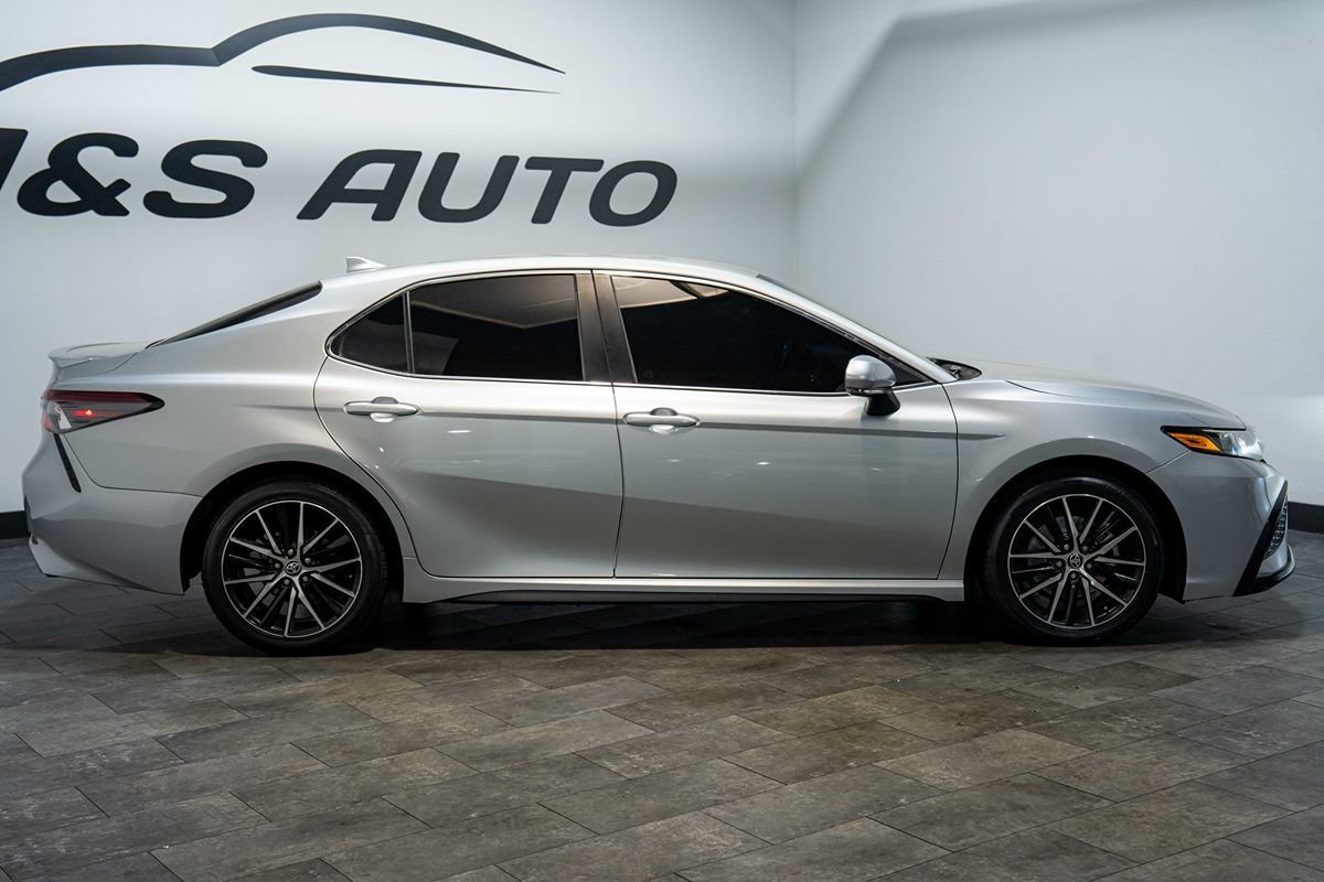 Used 2021 Toyota Camry SE w/ Convenience Package FWD image 21