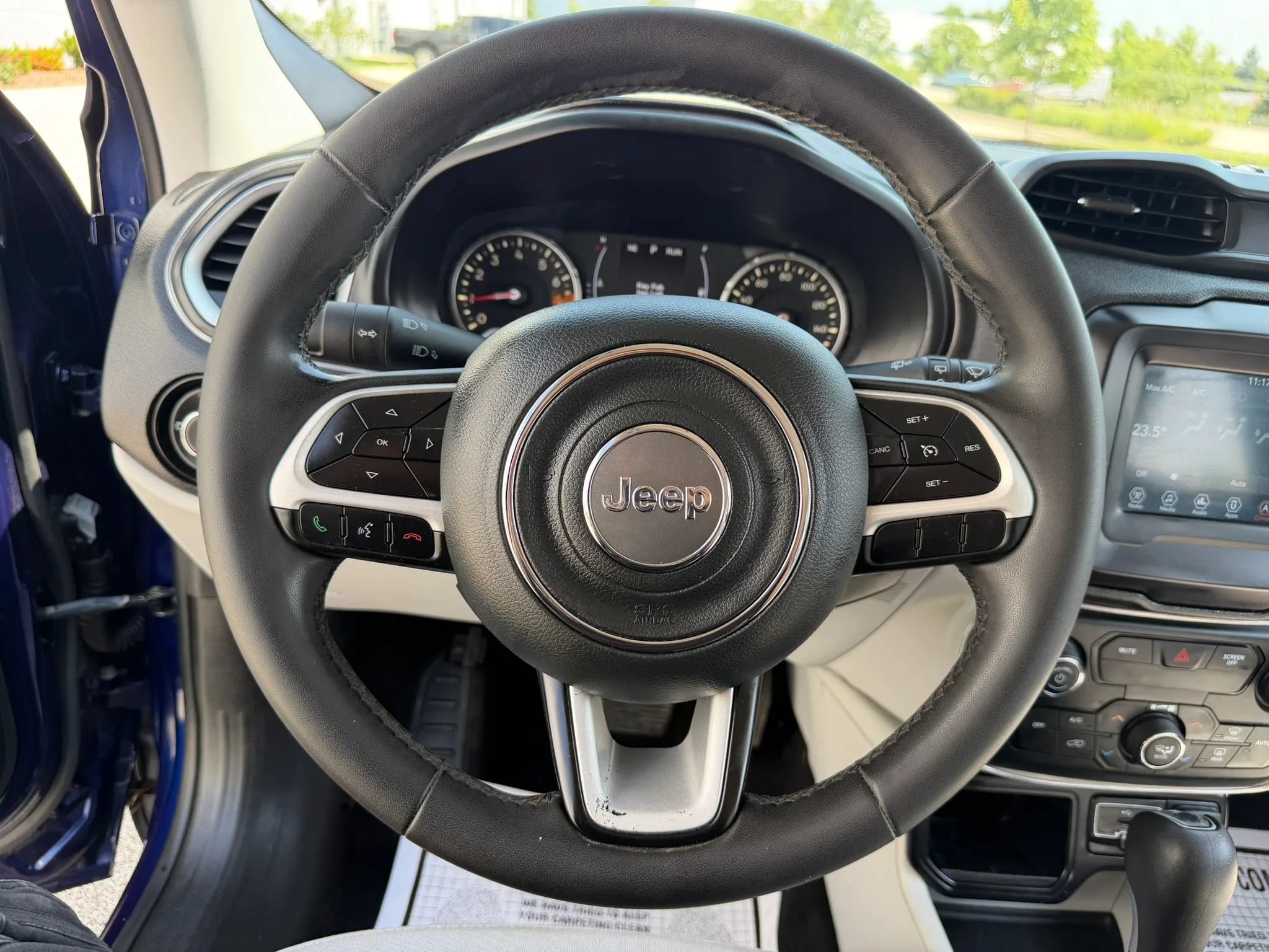 Used 2018 Jeep Renegade Latitude FWD image 27