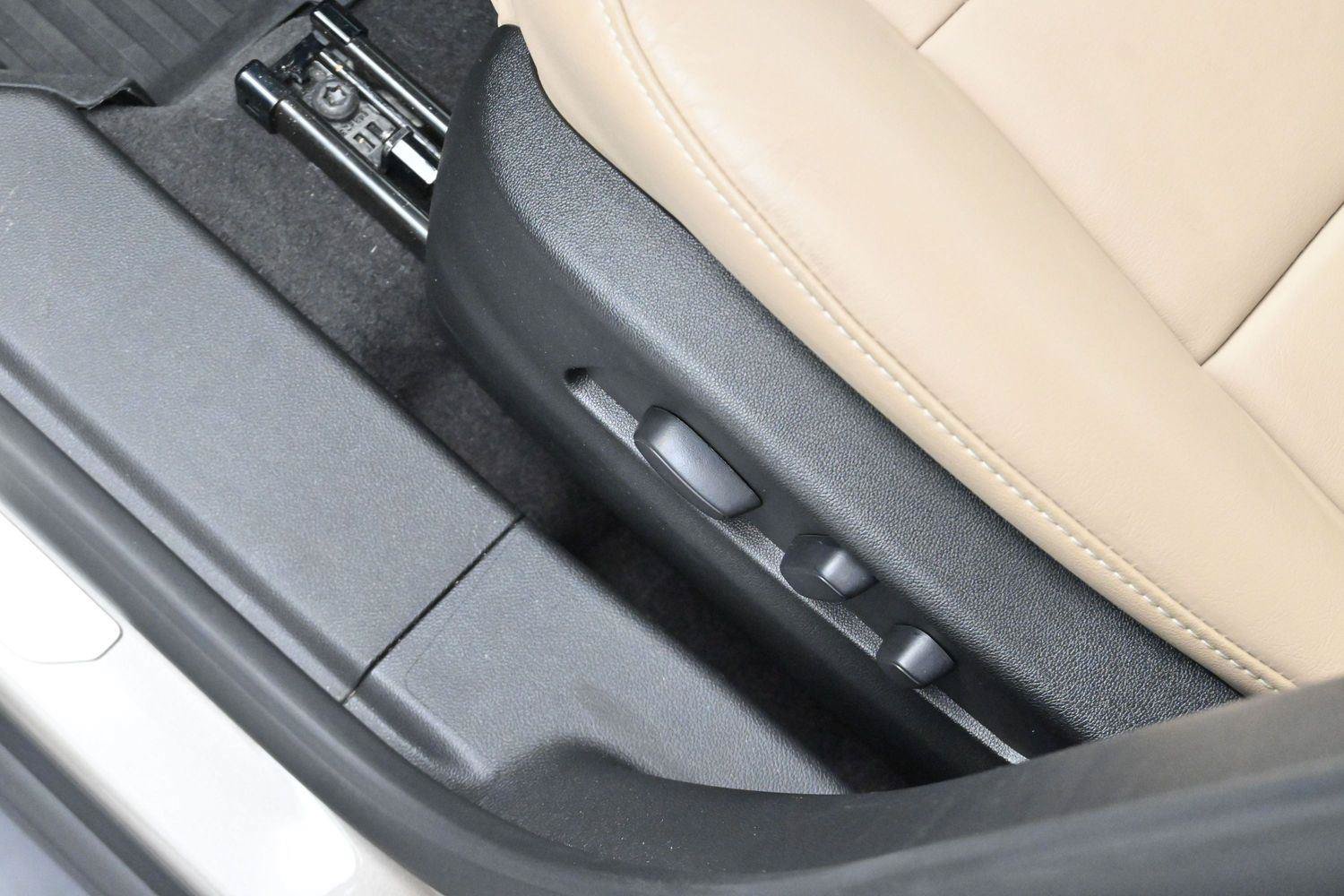 Certified 2024 Cadillac XT4 Luxury w/ Cold Weather Package FWD image 13