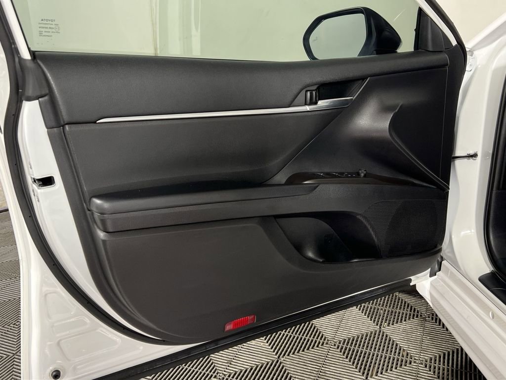 Used 2021 Toyota Camry SE w/ Convenience Package FWD image 14