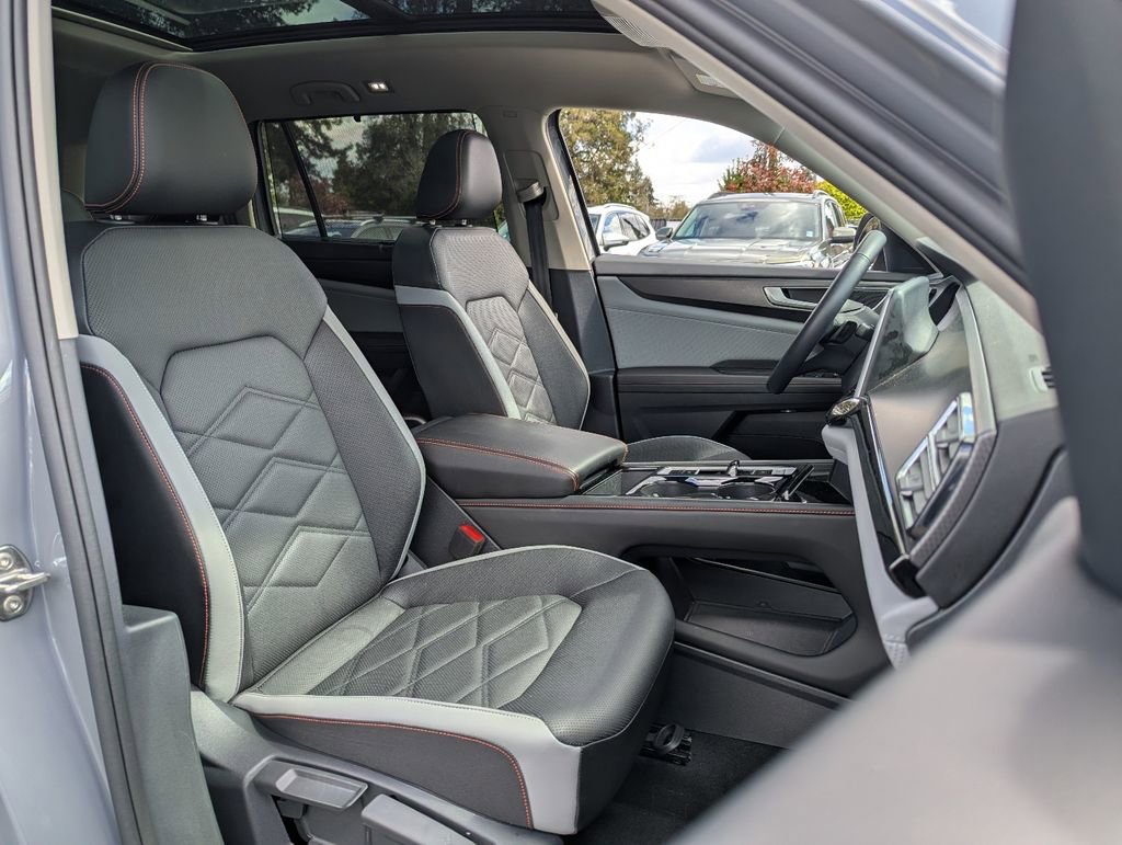 Used 2025 Volkswagen Atlas Peak Edition SE image 38