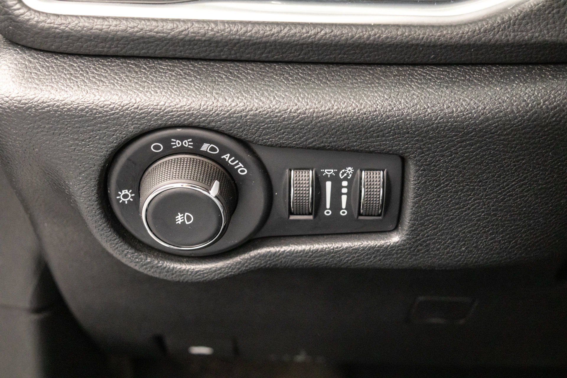 Used 2025 Chrysler Pacifica Limited FWD image 18