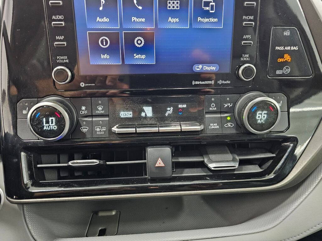 Used 2020 Toyota Highlander XLE AWD/4WD image 25