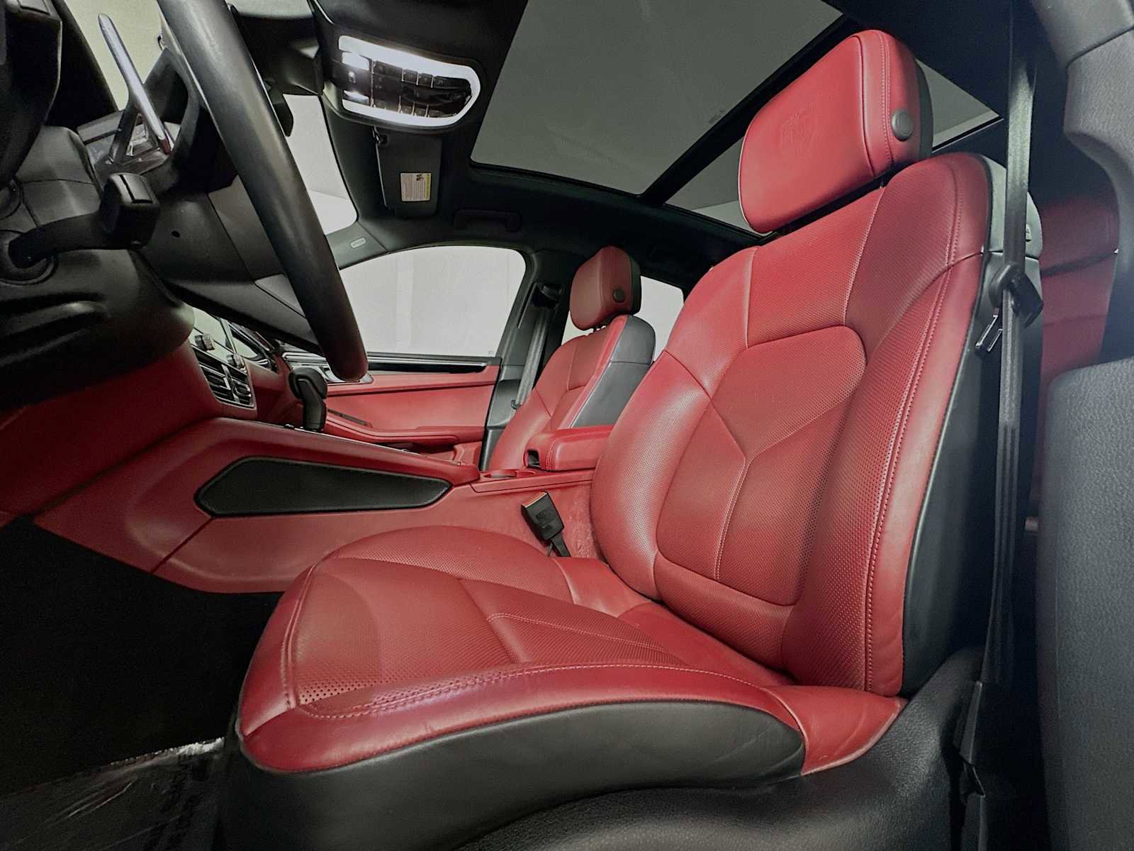 Certified 2022 Porsche Macan image 5