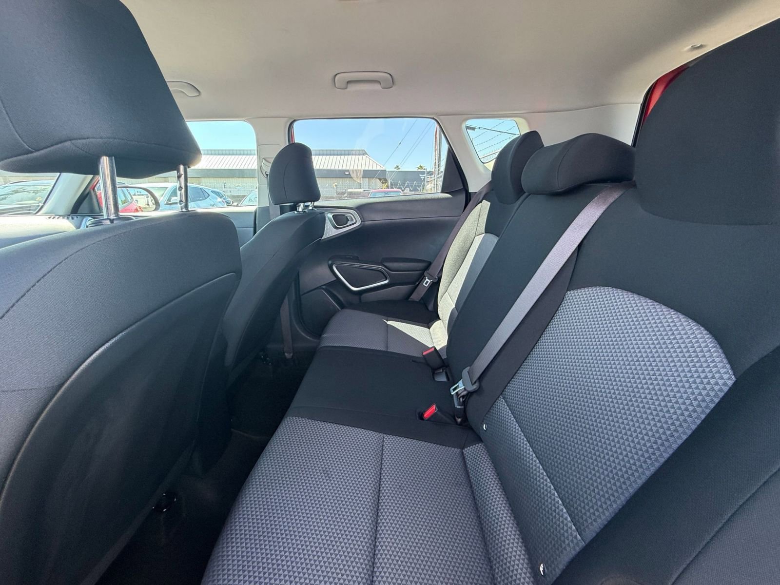 Used 2025 Kia Soul LX w/ LX Technology Package FWD image 23
