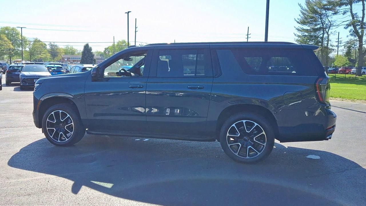 New 2026 Chevrolet Suburban RST w/ RST Capability Package AWD/4WD image 8
