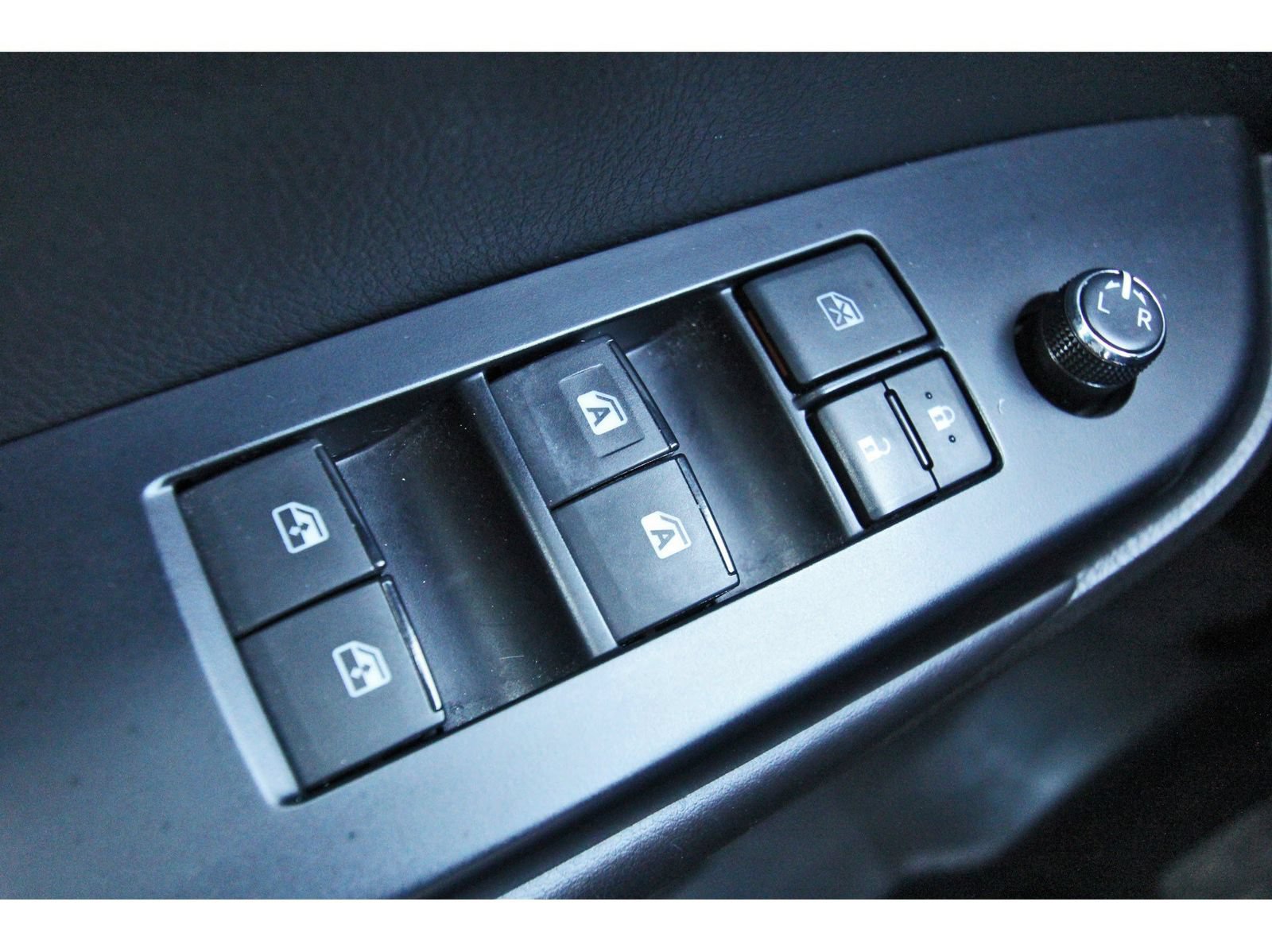 Used 2018 Toyota Highlander XLE AWD/4WD image 21