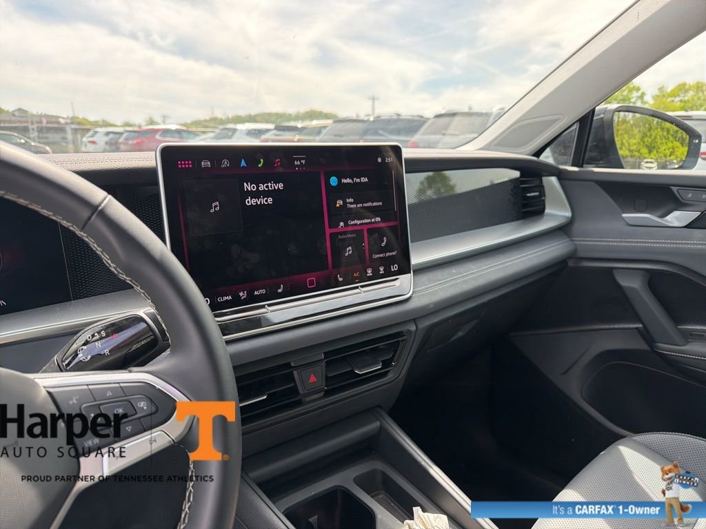 Used 2025 Volkswagen Tiguan SE w/ Panoramic Sunroof Package image 16