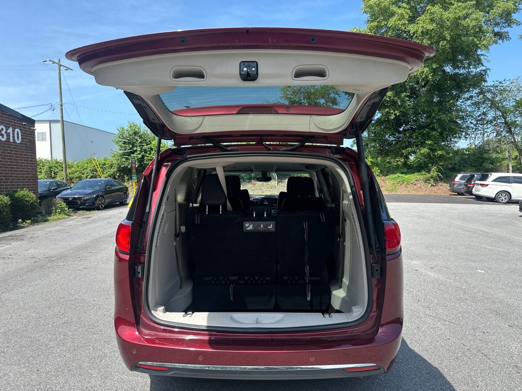 Used 2019 Chrysler Pacifica Touring-L image 37
