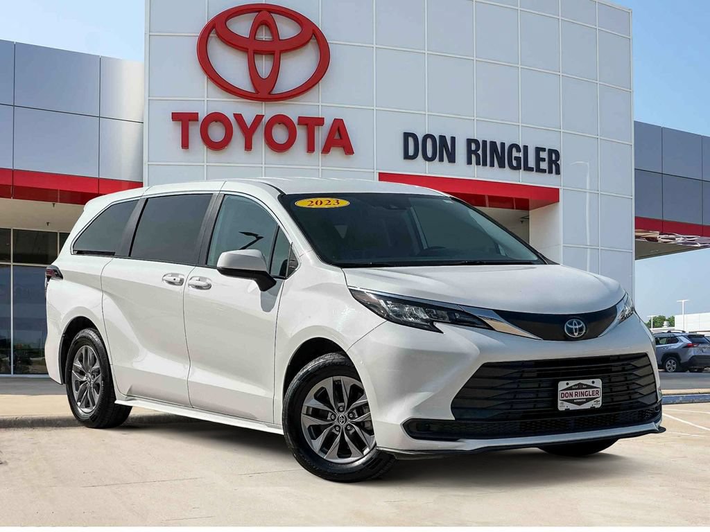 Used 2023 Toyota Sienna LE FWD image 1