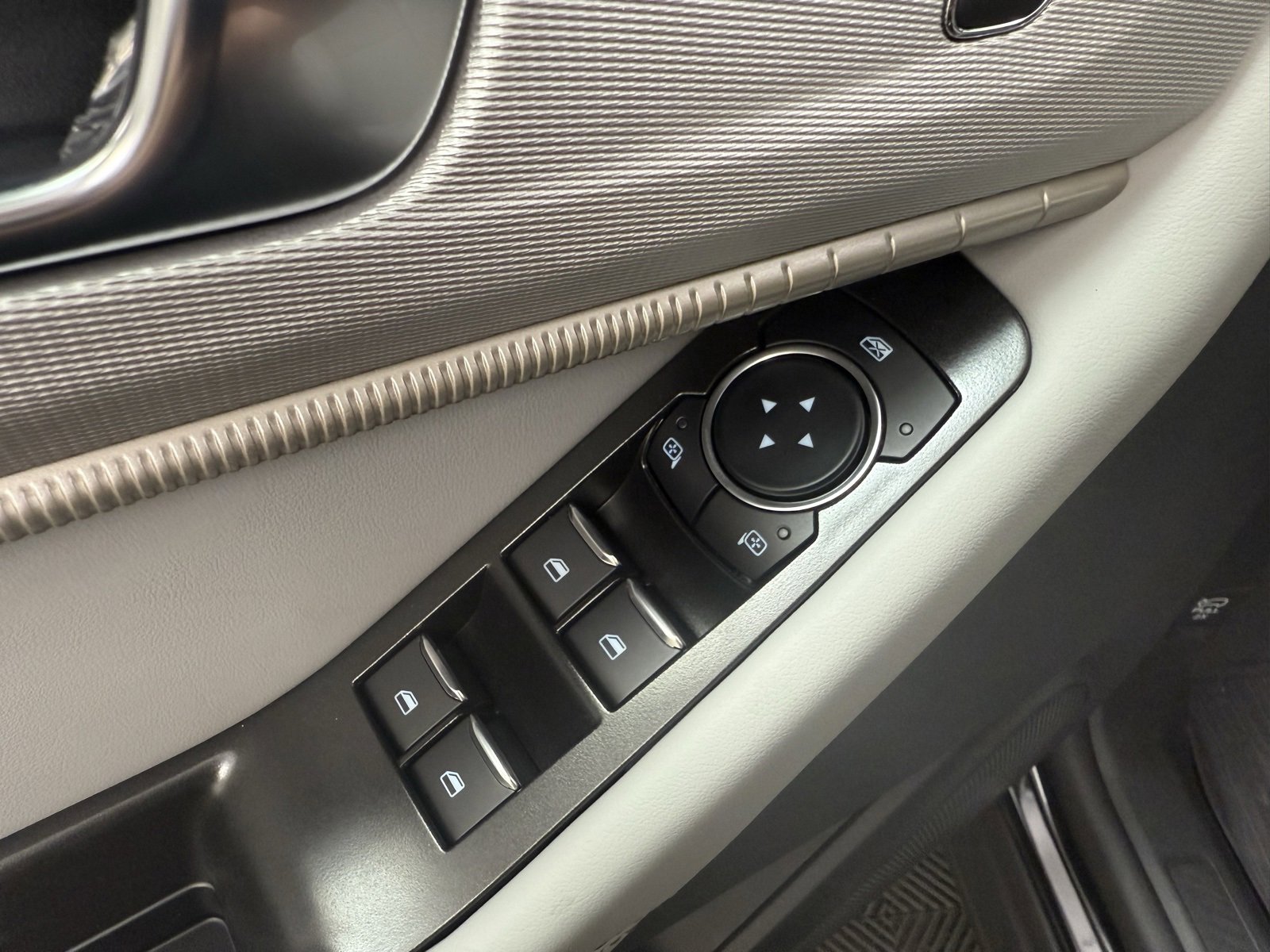 Used 2025 Ford Explorer Active w/ Active Comfort Package image 10