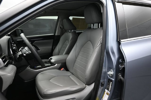 Used 2022 Toyota Highlander XLE FWD image 5