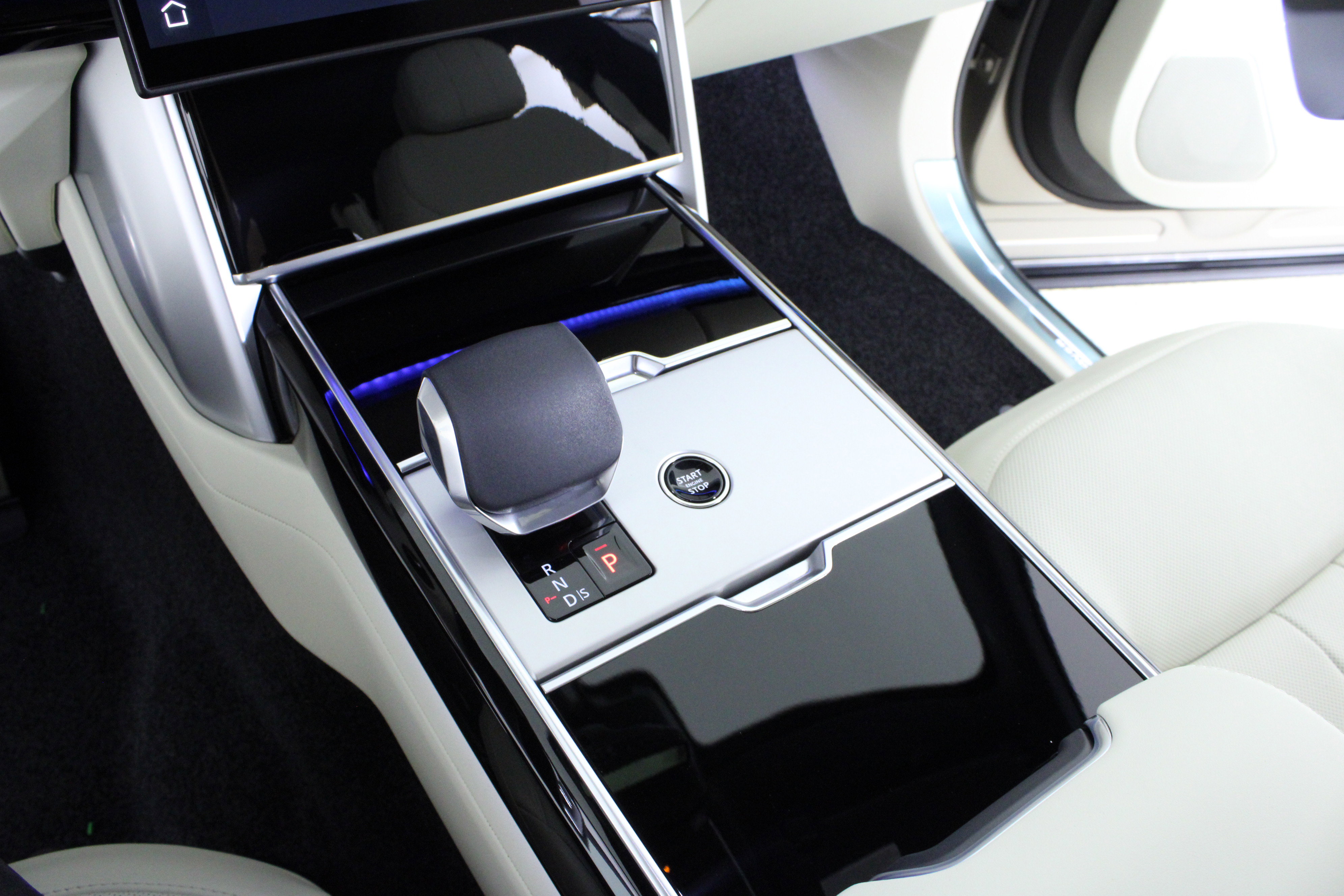 New 2026 Land Rover Range Rover SE image 22