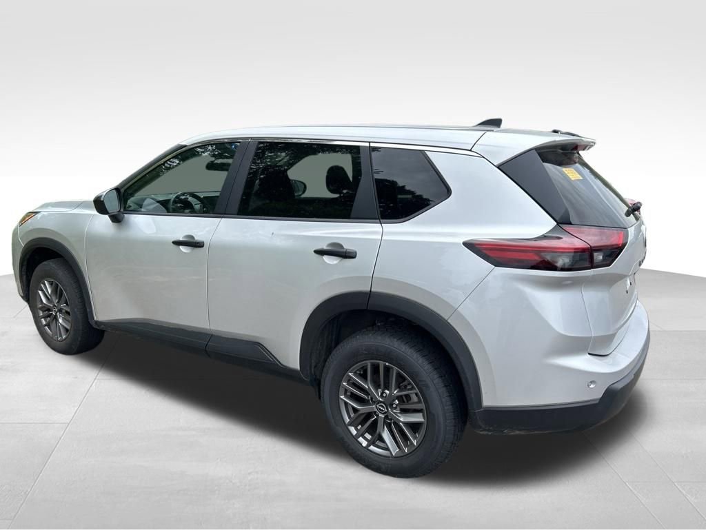 Used 2024 Nissan Rogue S AWD/4WD image 2