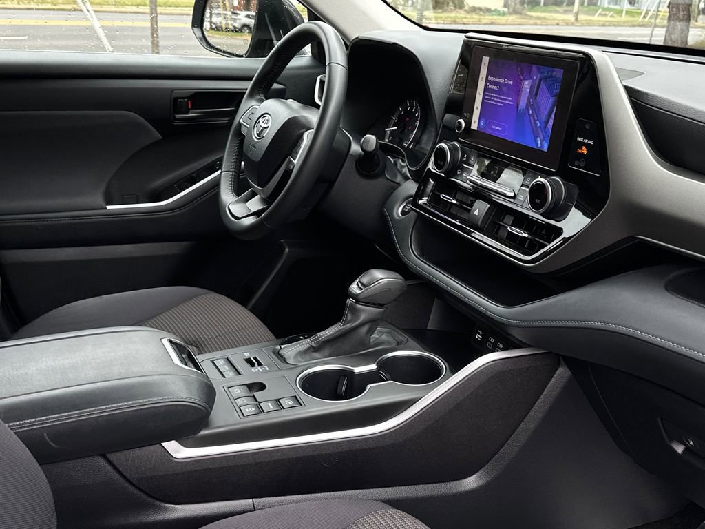 Used 2024 Toyota Highlander LE image 11