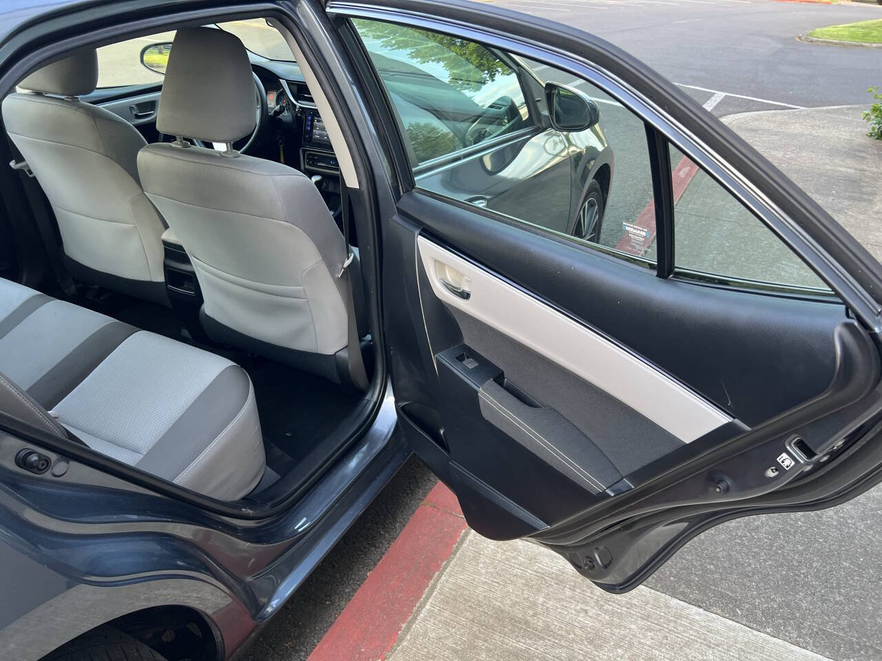 Used 2018 Toyota Corolla LE w/ LE Premium Package FWD image 10