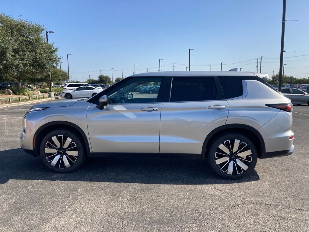 Used 2025 Mitsubishi Outlander SE FWD image 7