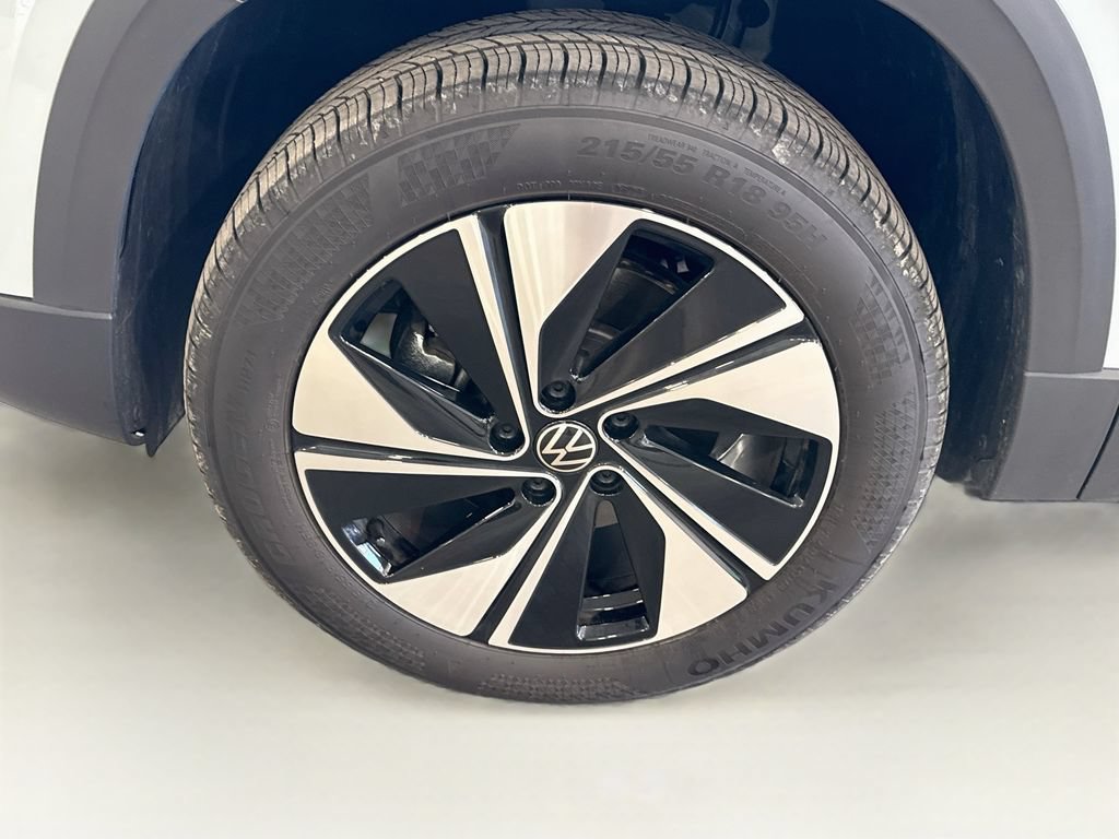 Certified 2025 Volkswagen Taos SE AWD/4WD image 32