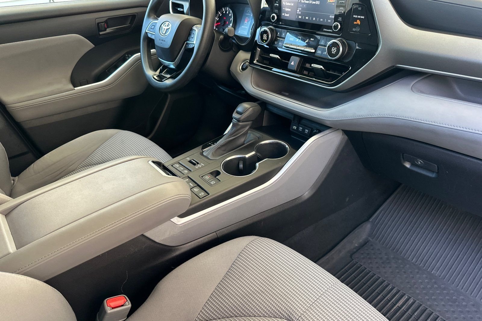 Used 2021 Toyota Highlander L AWD/4WD image 19