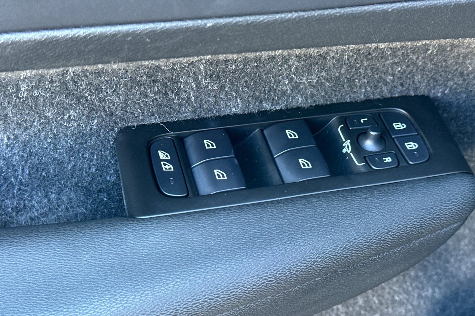 Used 2021 Volvo XC40 T5 Momentum w/ Premium Package image 12