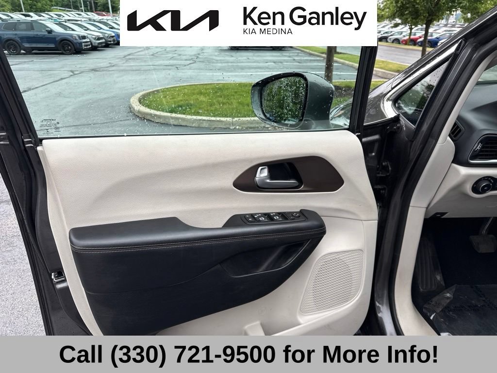 Used 2017 Chrysler Pacifica Touring-L Plus w/ Advanced Safetytec Group FWD image 25