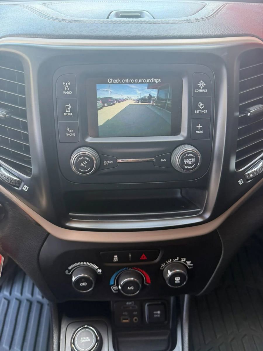 Used 2018 Jeep Cherokee Latitude w/ Altitude Package image 11