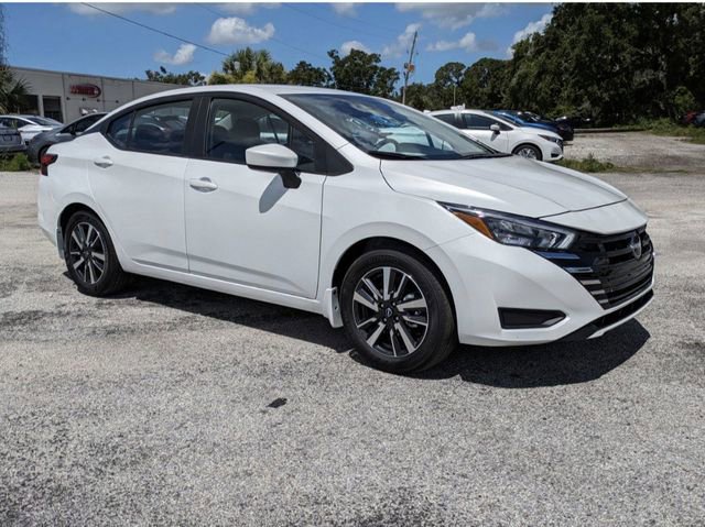 New 2025 Nissan Versa SR w/ Trunk Package FWD image 2