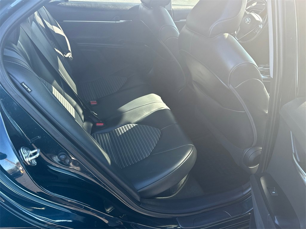 Used 2020 Toyota Camry SE w/ Sunroof Package image 15