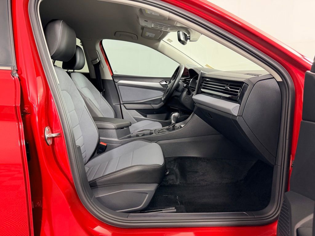 Used 2025 Volkswagen Jetta SE image 31