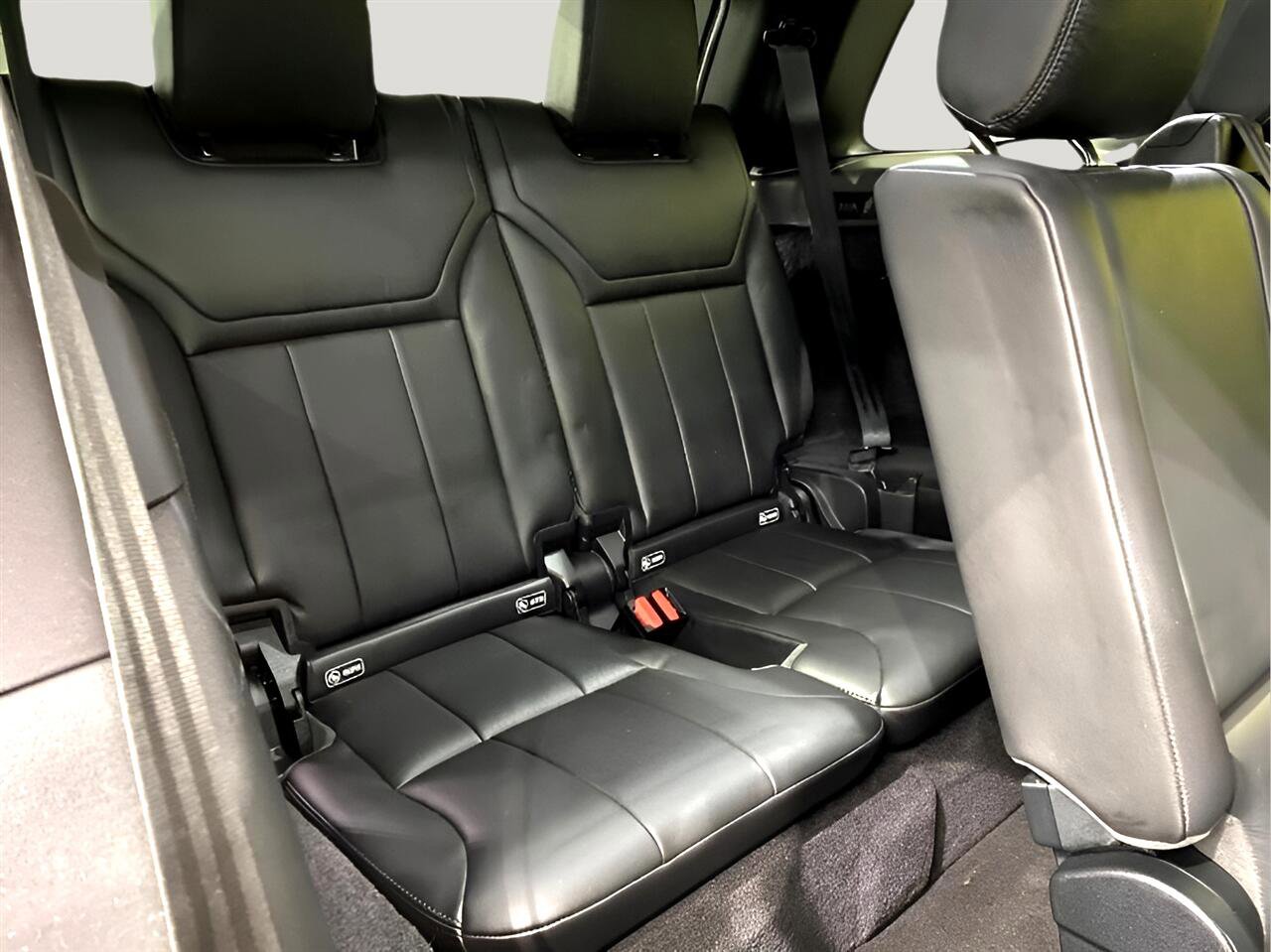 Used 2017 Land Rover Discovery SE image 29